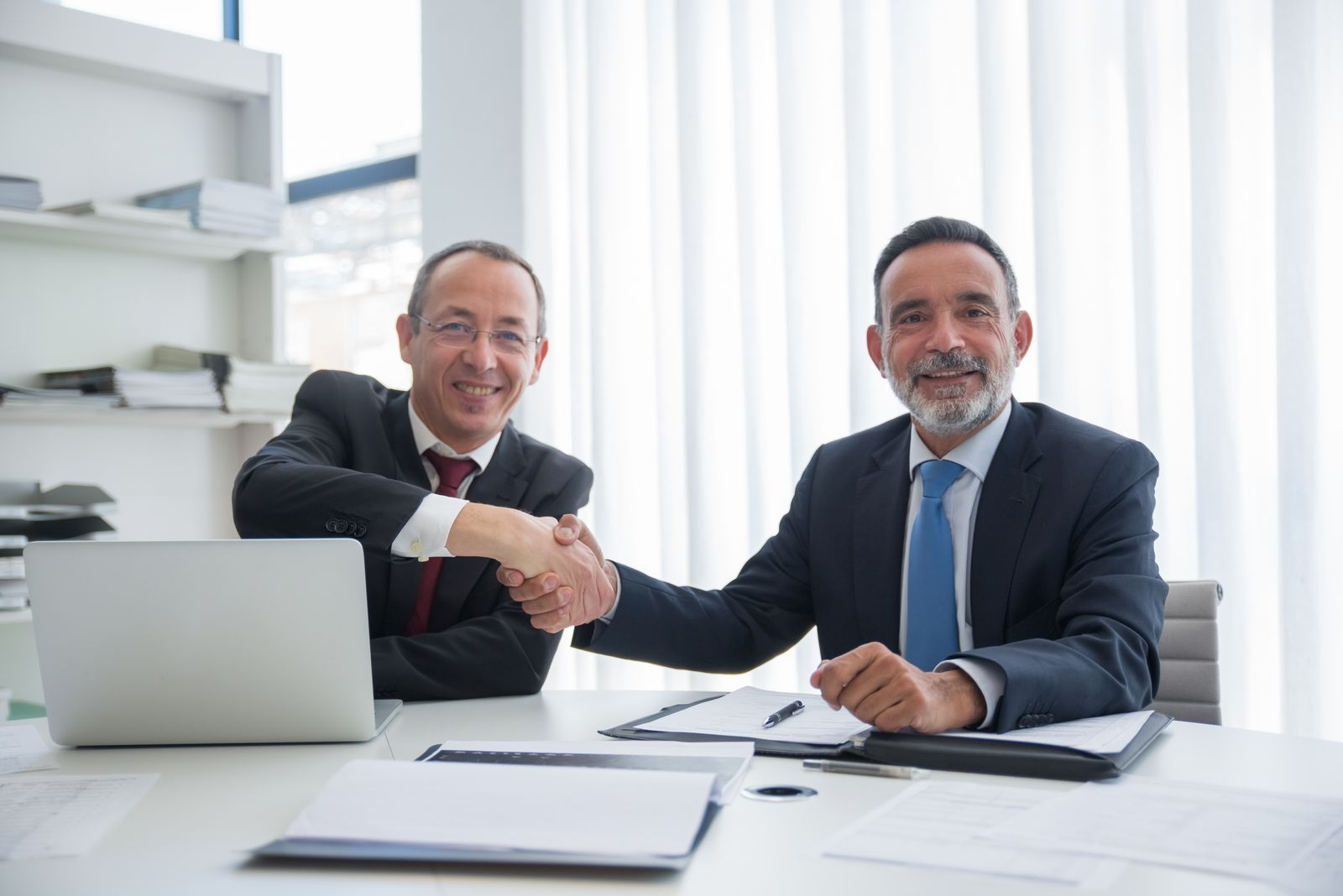 Stretta di mano tra due professionisti al termine di una trattativa